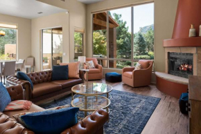 Luxe Design and Amazing Views with Hot Tub for Family